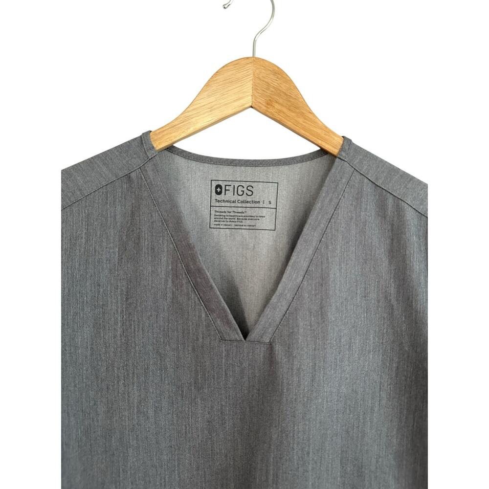 NEW Figs Casma Scrub Top Three Pocket Short Sleeve Graphite Gray Size Small - Picture 4 of 5